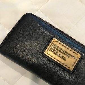 Marc Jacobs Classic Q Slim zip around wallet