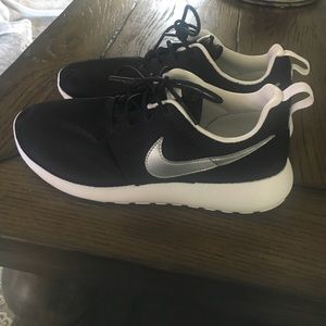 Women's Black Nike Roshes (7.5)