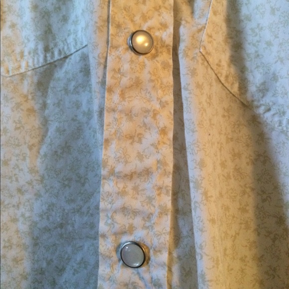Guess Button shirt with floral design! Size Medium - Picture 3 of 3
