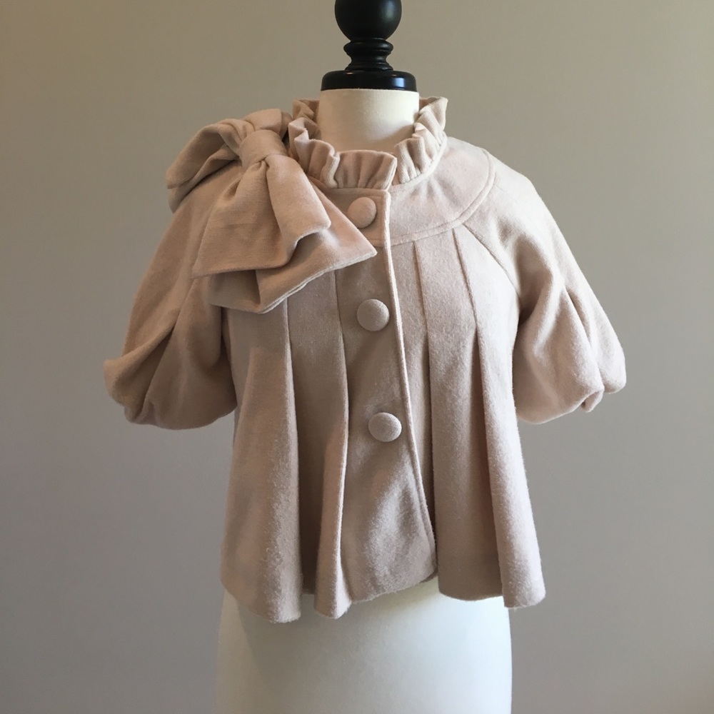 Adorable cropped short sleeved peacoat by Ryu
