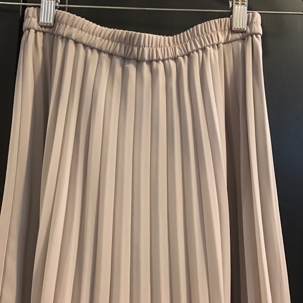 UNIQLO NUDE PLEATED MAXI SKIRT