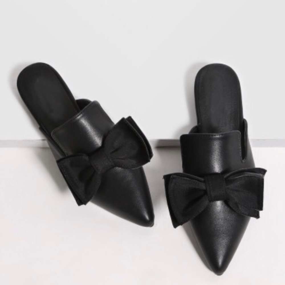 🎀 Brand new black slide with bow detail 🎀