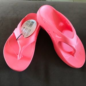 Women's Oofos ooriginal flip flops melon size 6