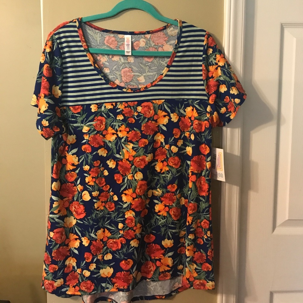 Beautiful Large Lularoe Classic T.