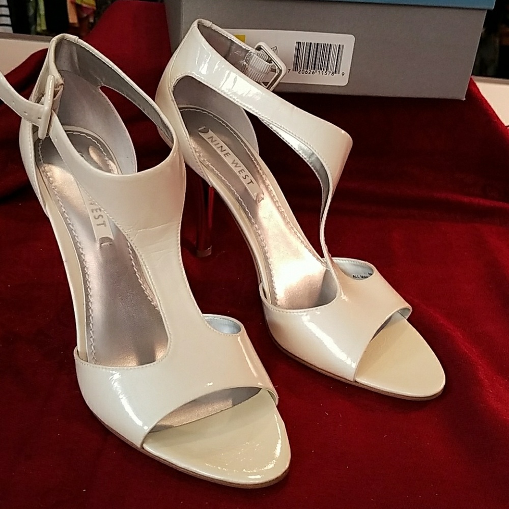 NWT, NINE WEST t-strap, 3 1/2 inch heel