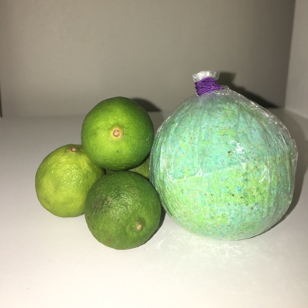 1 lime scented  fizzy bath bomb