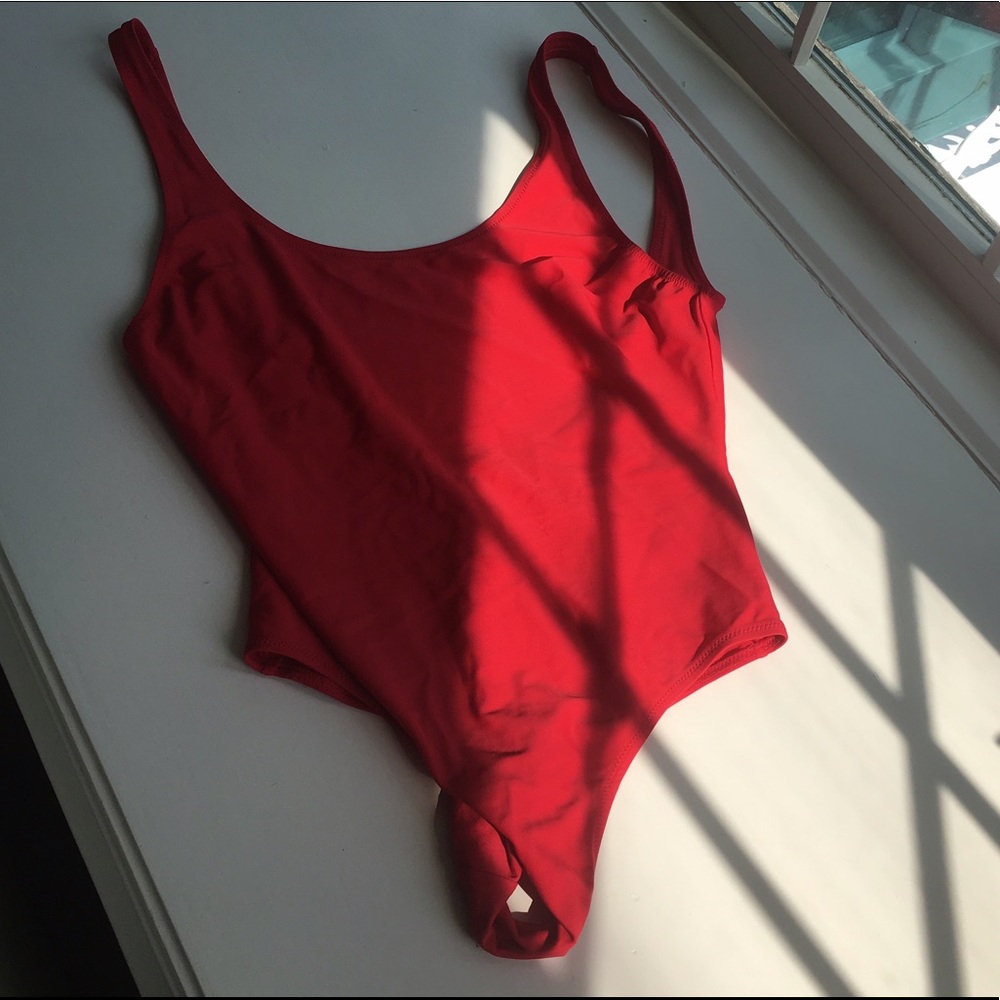SOILID & STRIPED RED ONE-PIECE.