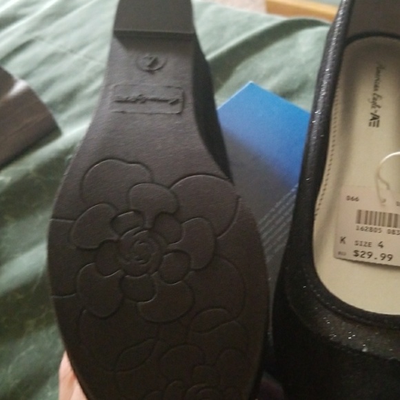 Shoe's - Picture 2 of 2