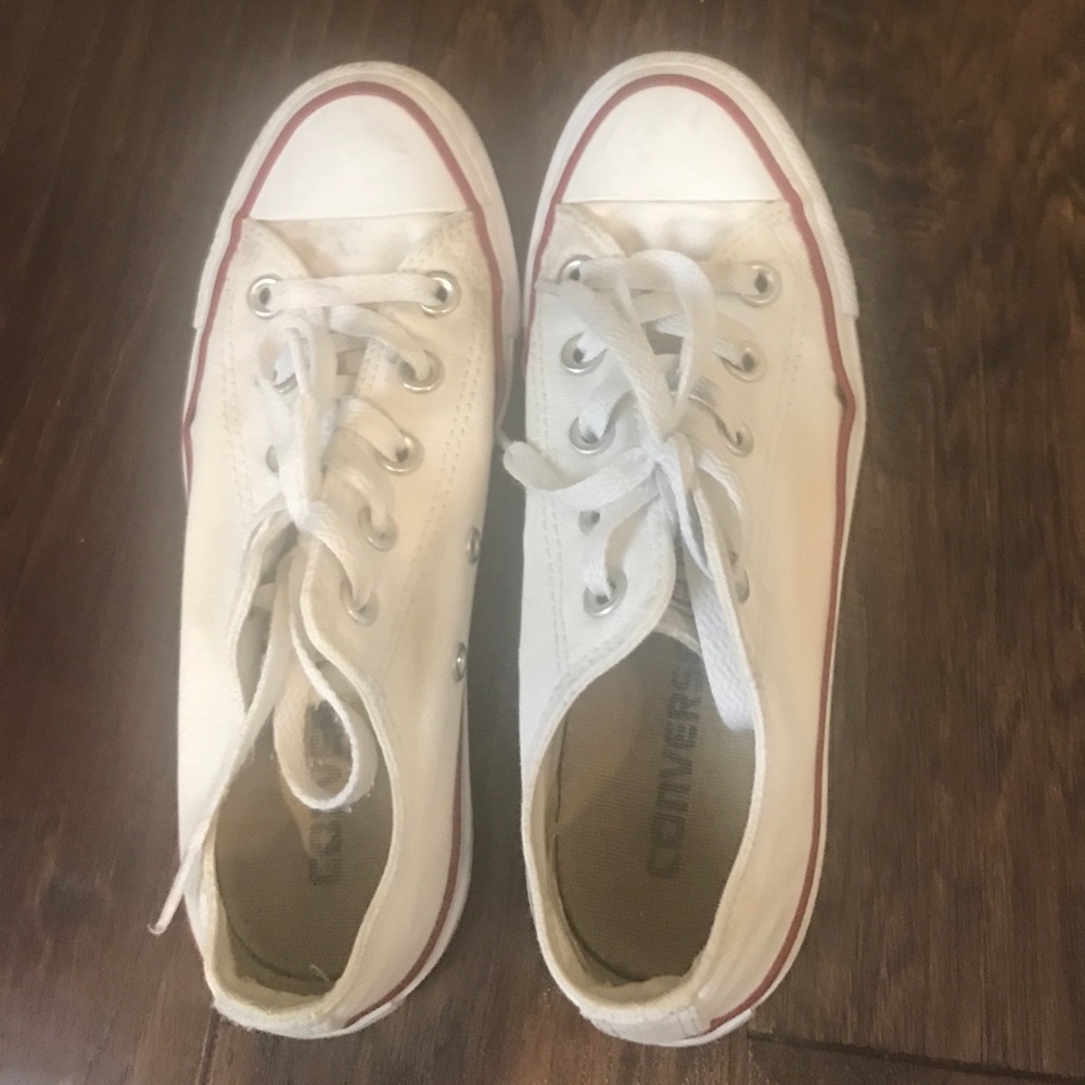 White chick taylor all star converse (low top)