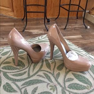 Nude stiletto pump