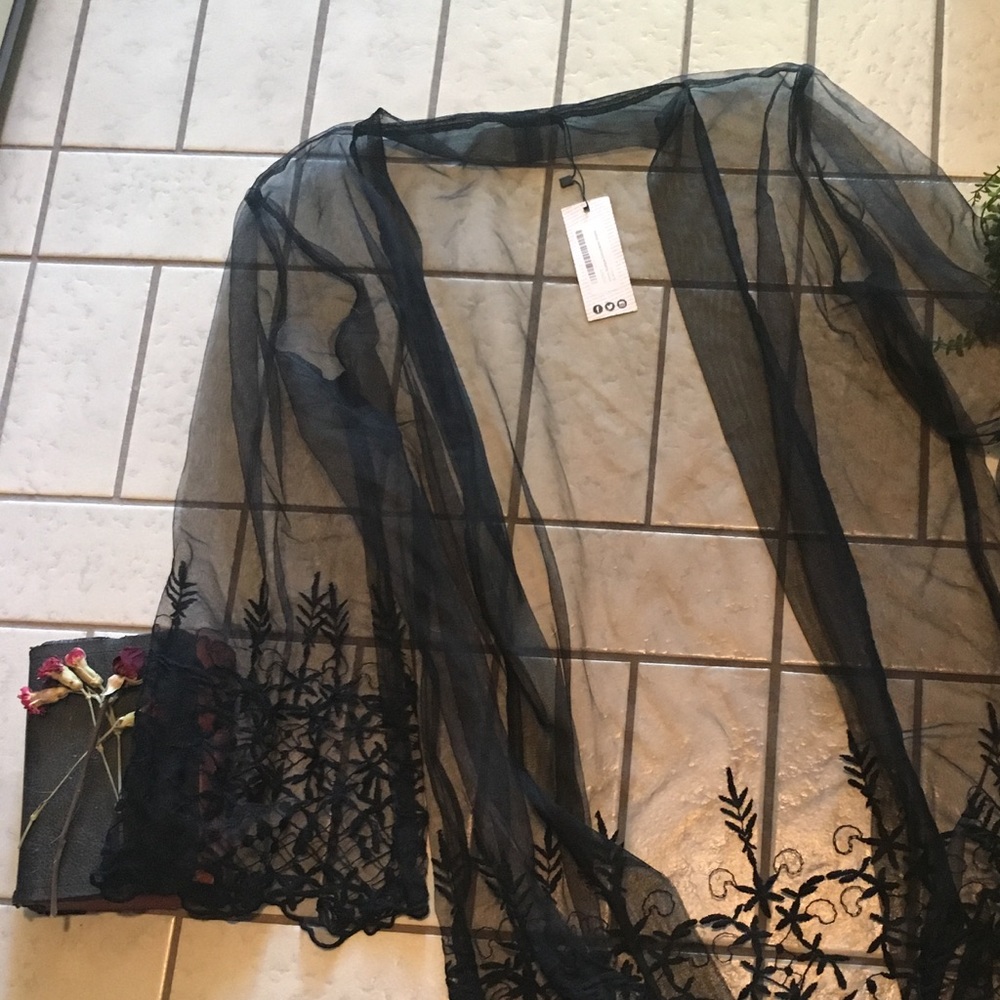 Boohoo Boutique embroidered kimono black SIZE L