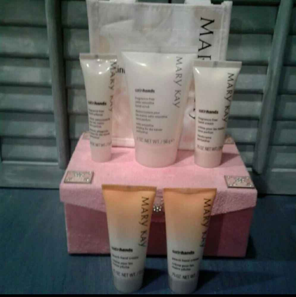 New Mary Kay Satin Hands Travel Set