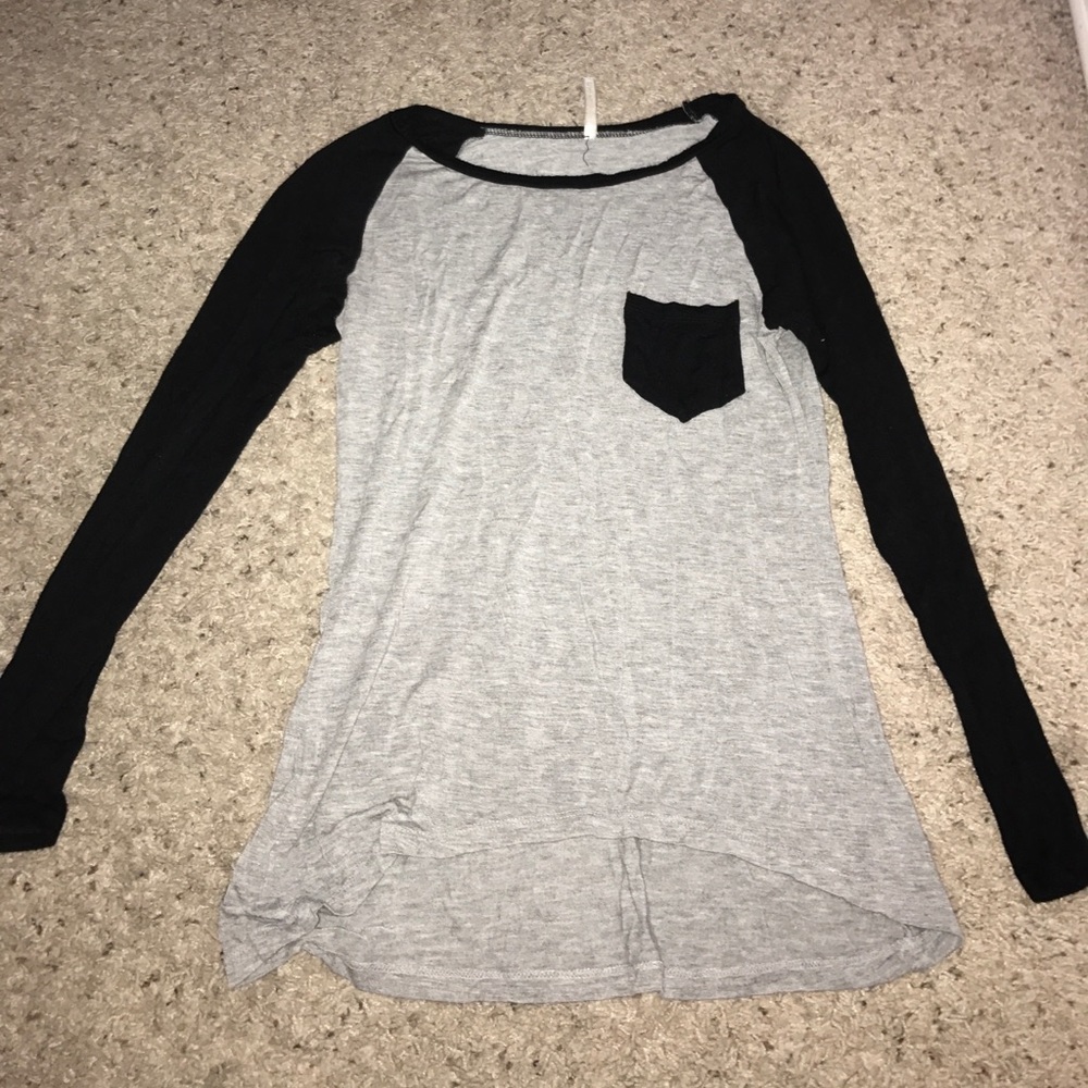 Black/gray baseball tee