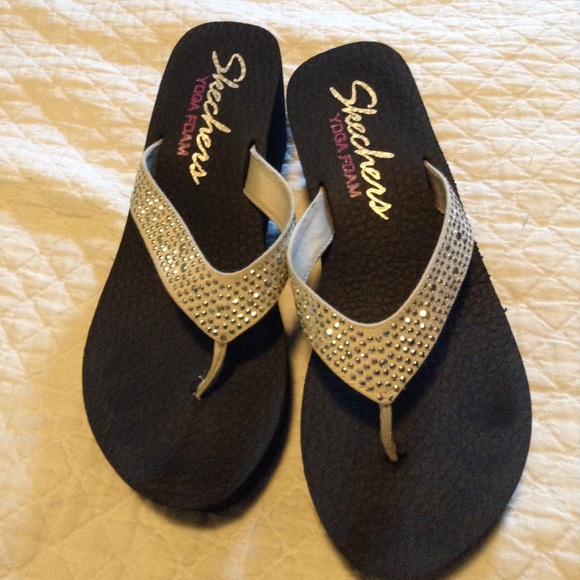 skechers womens yoga foam flip flops