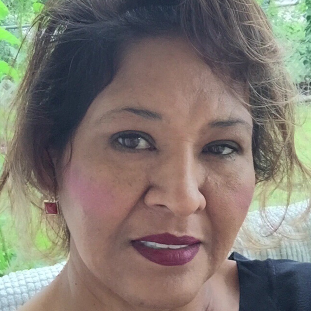 Meet your Posher, Gloria a.