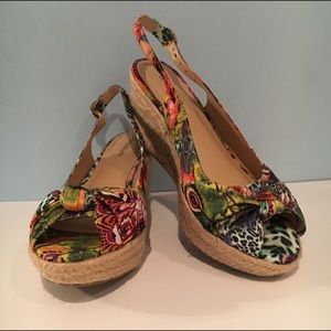 PRICE DROP🎉 NEVER WORN Dressbarn Tropical Wedges