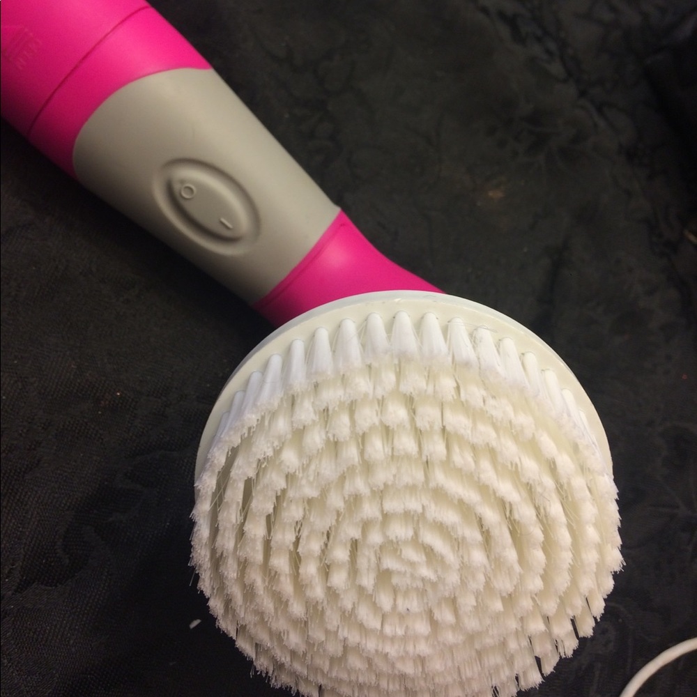 Deluxe Spin Body/Face Brush + GIFT! 🌸 (OFFER‼️)