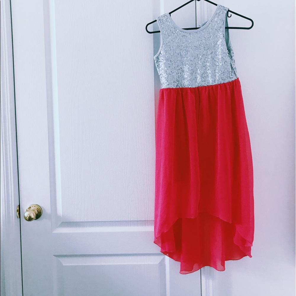 Sequence high-to-low dress