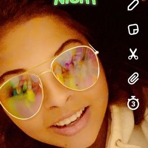 Meet your Posher, Elise