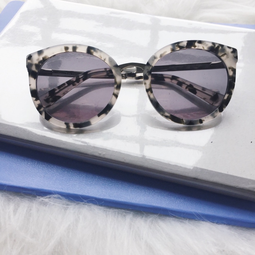 ✨NWT {oscar de la renta} gray tortoise sunglasses - Picture 2 of 2