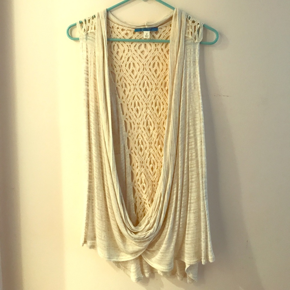 Sleeveless top with cute detail