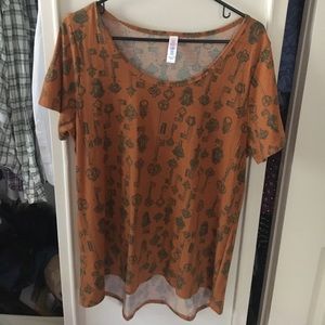 NWOT Lularoe Classic Tee size Large