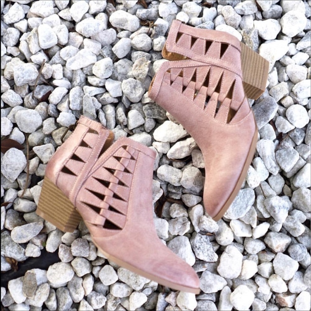 Blush Cutout Booties 🦄 - Picture 5 of 6