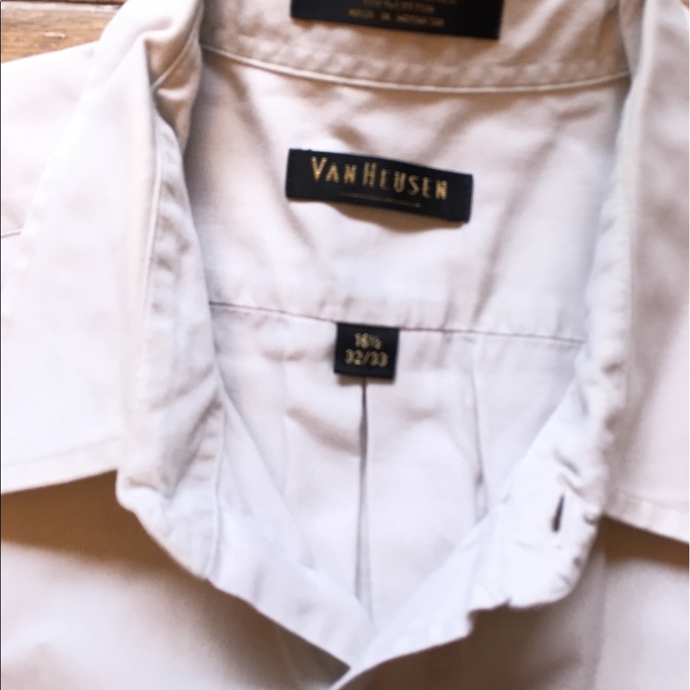 Men's Van Heusen long sleeved dress shirt.