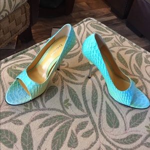 Open toe pump