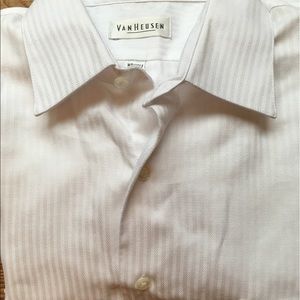 Men's Van Heusen long sleeved dress shirt.