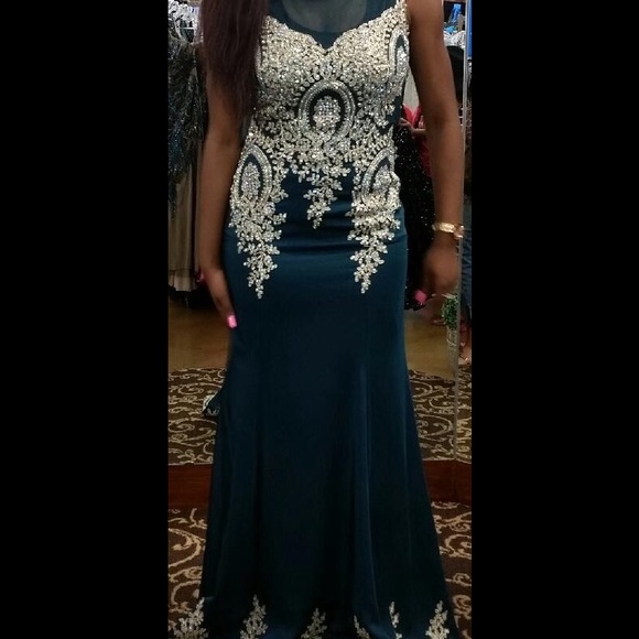 Hunter Green Formal Dress w/ beautiful detail. - Picture 3 of 4