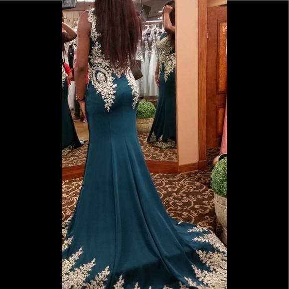 Hunter Green Formal Dress w/ beautiful detail. - Picture 4 of 4