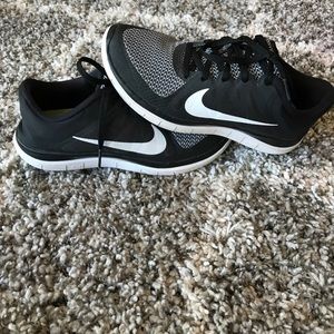 NIKE FREE RUN 4.0 Women's 8 black and white