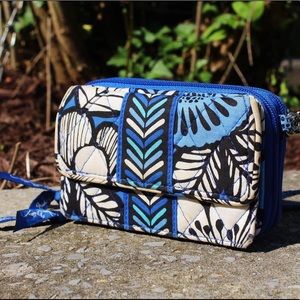 Little Cross Body/Wristlet💙