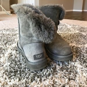 Women's Bailey Button Ugg boots, grey. Size 8.