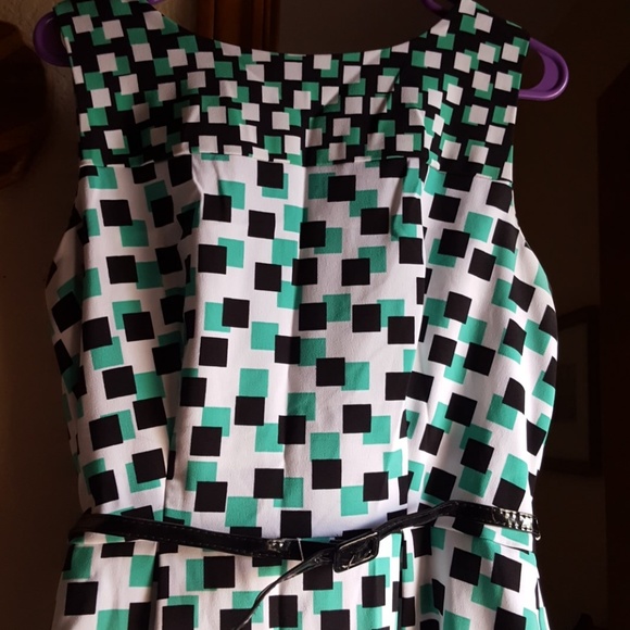 Sleeveless - Picture 2 of 2