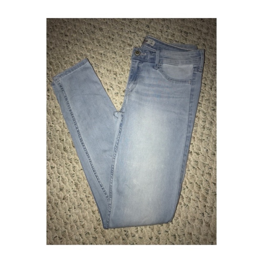 HOLLISTER LIGHT WASH JEANS
