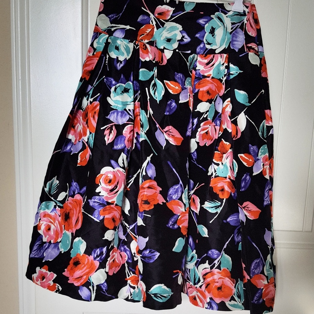 Silk floral skirt with pockets!