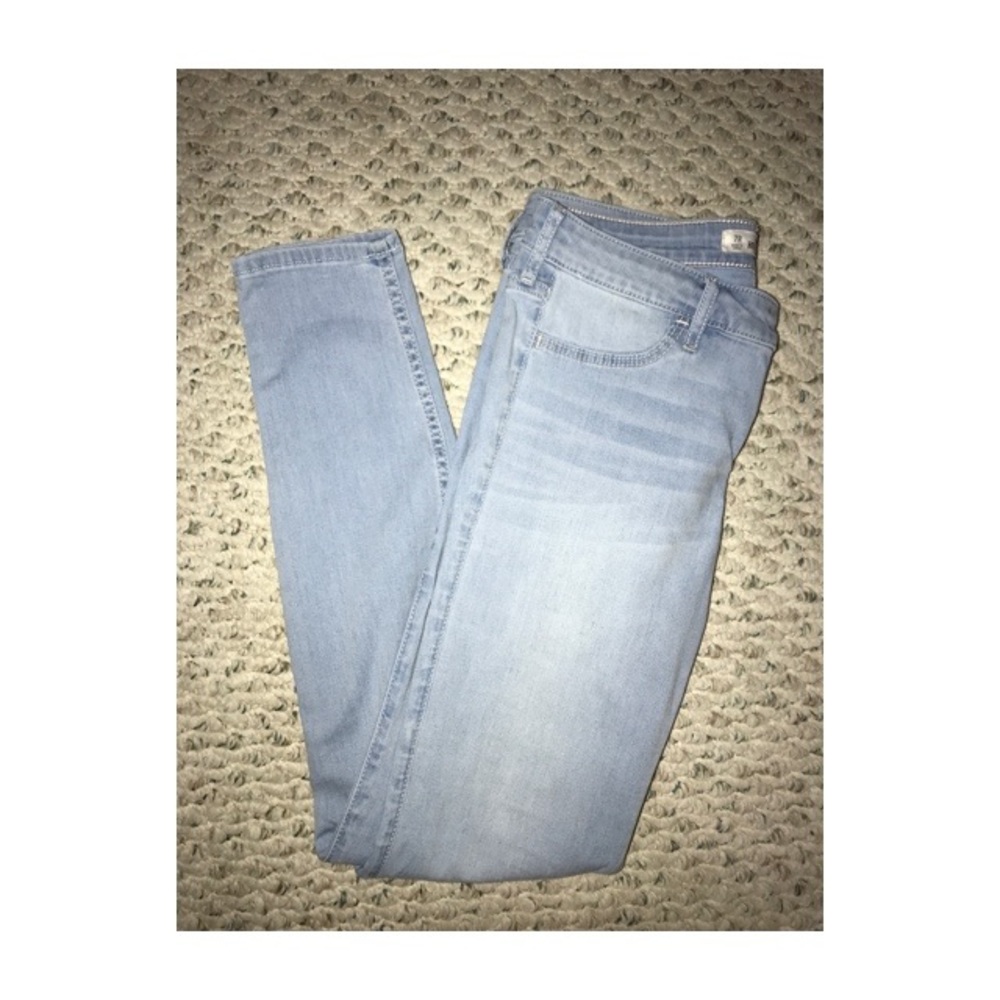 HOLLISTER LIGHT WASH JEANS