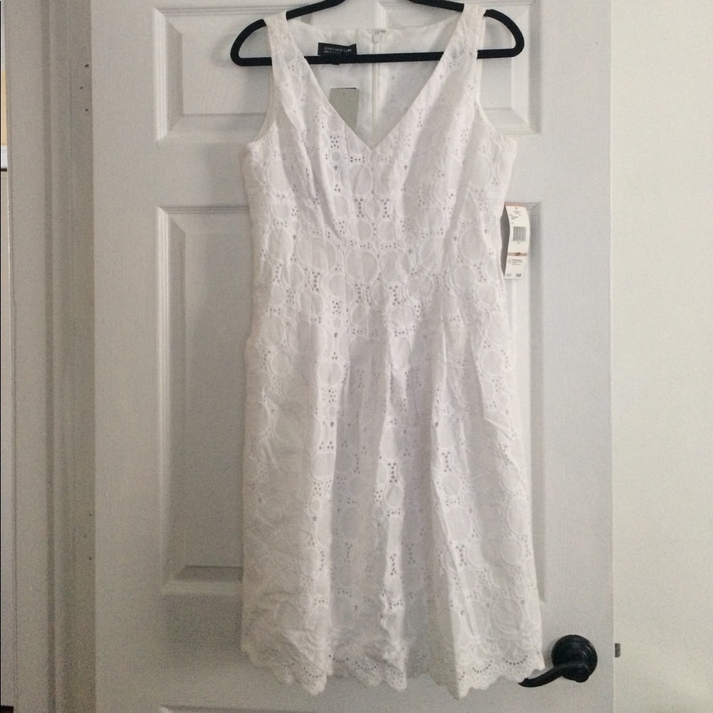 Jones New York White V-Neck Sleeveless Dress
