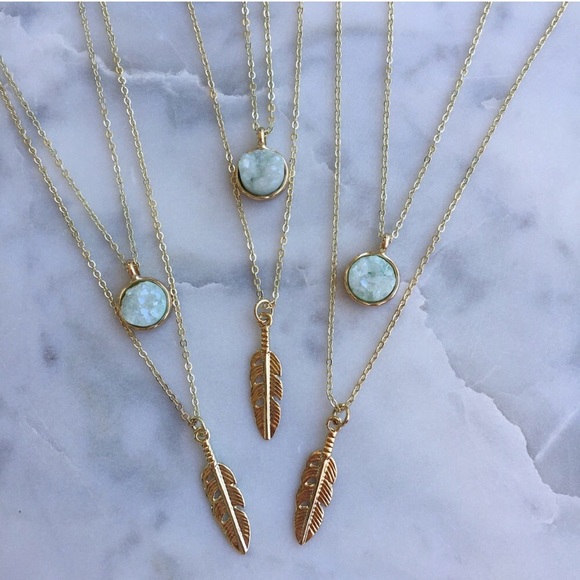 🌟HP 4/2 & 11/8🌟 Layered Druzy Feather Necklace - Picture 2 of 5