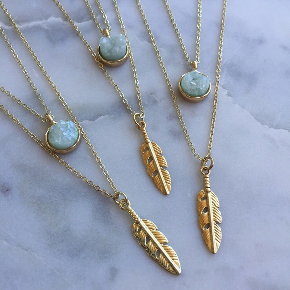 🌟HP 4/2 & 11/8🌟 Layered Druzy Feather Necklace - Picture 3 of 5