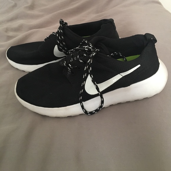 Nike Shoes - Black Nike Roshe