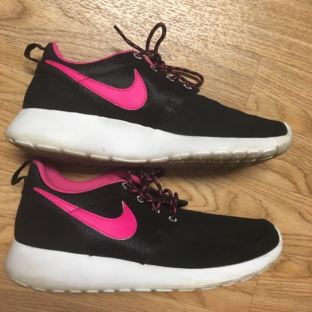 Nike Roshe pink and black 5.5Y or 7 in women