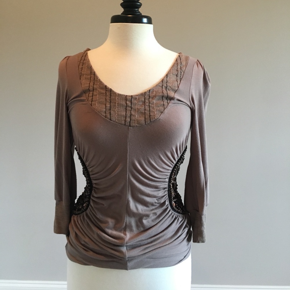 Taupe top with 3/4 length sleeves from Buckle