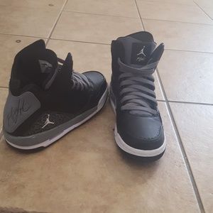 Jordan flight size 7 youth, size 8.5 women