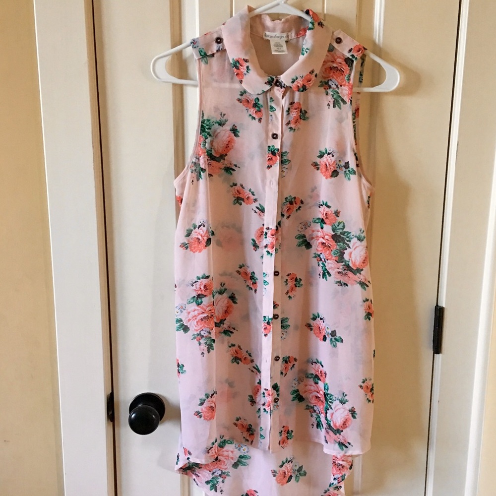 Love on a hanger High Low Sleeveless Top M