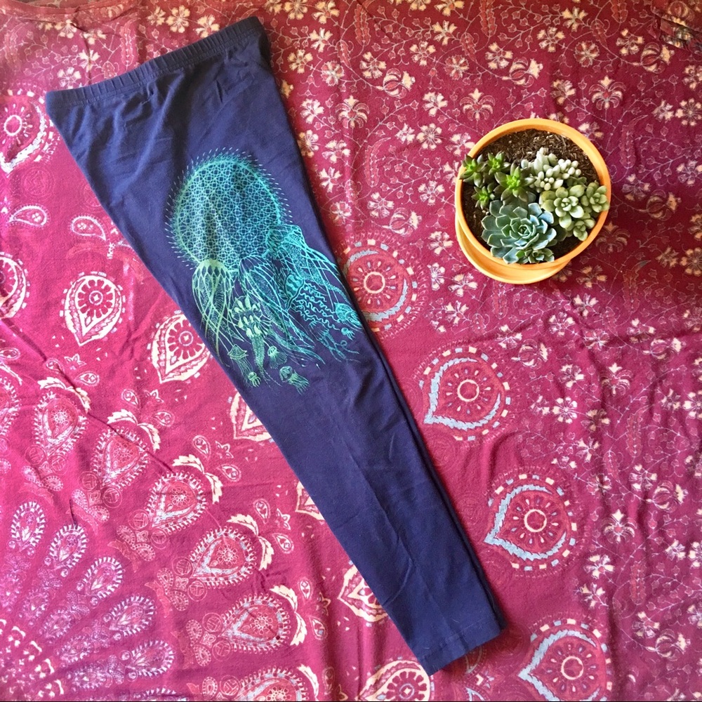 Yoga leggings screen printed by AkuaCreative