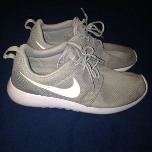 Men's size 9 Nike Roshes