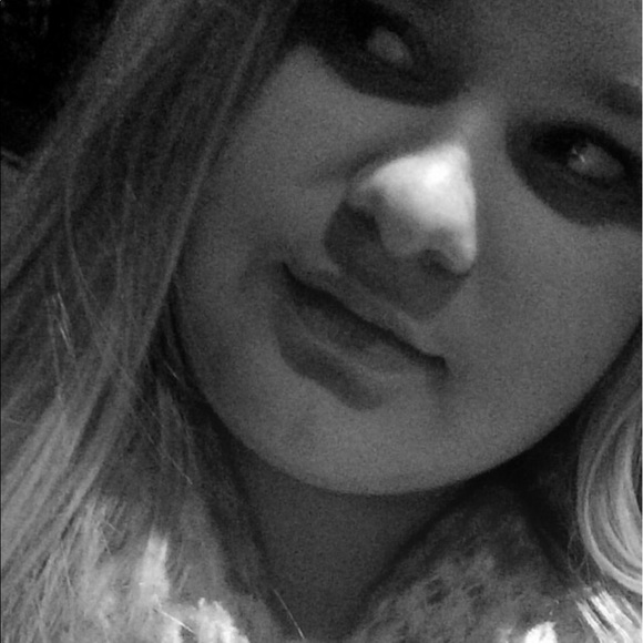 Meet your Posher, Caroline - Picture 1 of 1